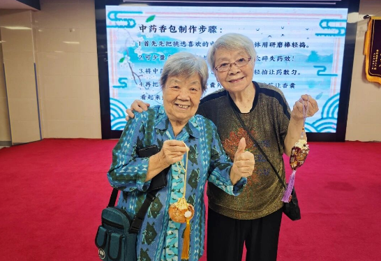 真香警告！爷爷奶奶的限定款香包内卷现场