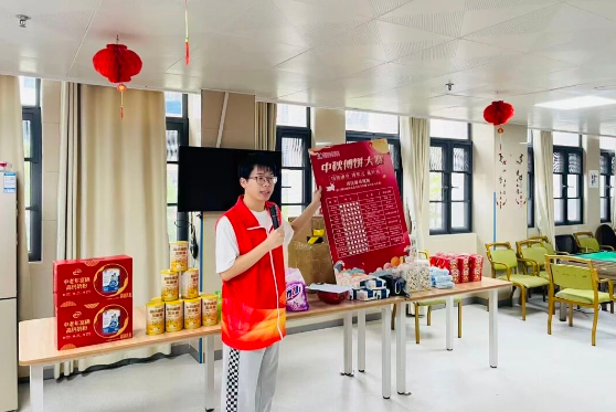 骰子蹦迪、锦鲤附体！看爷爷奶奶如何“骰”赢中秋