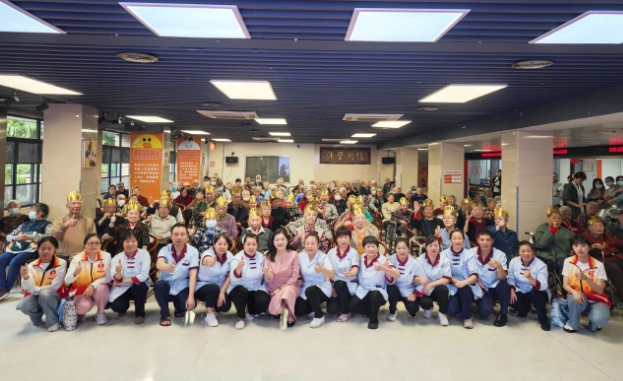 金秋生日会奇遇记：“老寿星”与 “小歌唱家” 的欢乐派对