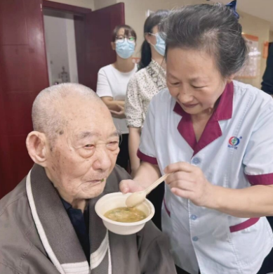 谢谢你们！这个重阳，国德养老因你们的到来而暖意融融！