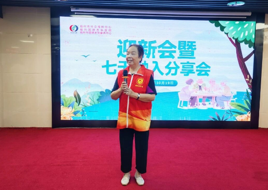 胸前红花映暖阳！国德用两场迎新家宴，解锁养老幸福密码