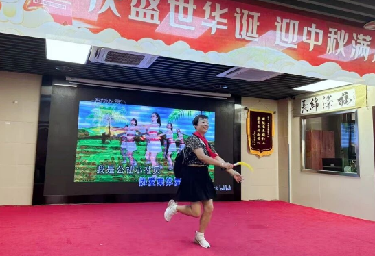 川剧变脸、相声双簧、电吹管演奏……这场国庆汇演相当高质量！