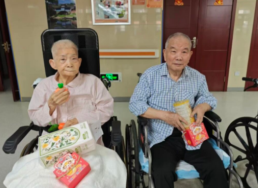 骰子蹦迪、锦鲤附体！看爷爷奶奶如何“骰”赢中秋