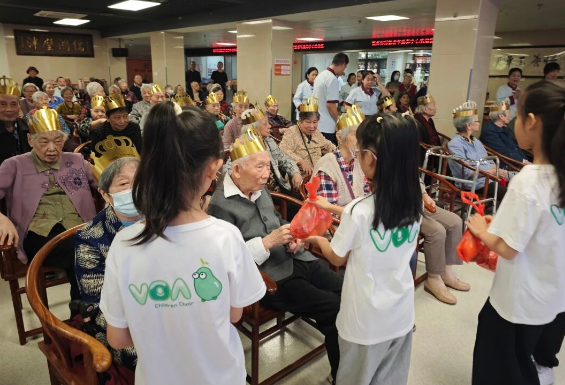 金秋生日会奇遇记：“老寿星”与 “小歌唱家” 的欢乐派对