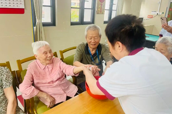 骰子蹦迪、锦鲤附体！看爷爷奶奶如何“骰”赢中秋