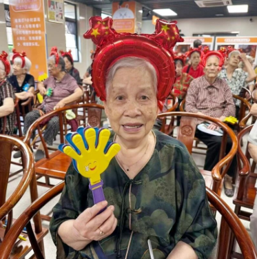 川剧变脸、相声双簧、电吹管演奏……这场国庆汇演相当高质量！