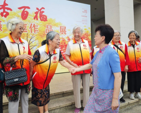 国德长者共绘孝亲画卷，银杏百福展扬敬老新风