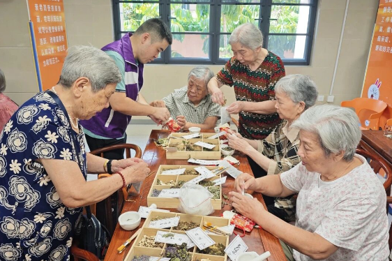 真香警告！爷爷奶奶的限定款香包内卷现场