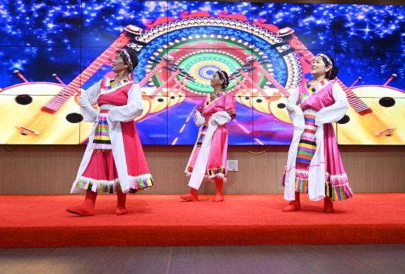 胸前红花映暖阳！国德用两场迎新家宴，解锁养老幸福密码