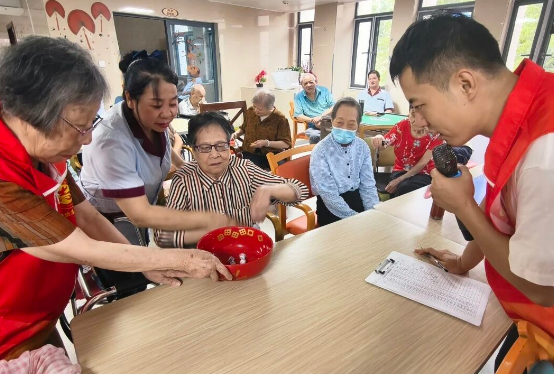 骰子蹦迪、锦鲤附体！看爷爷奶奶如何“骰”赢中秋