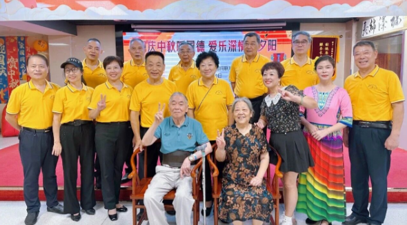 川剧变脸、相声双簧、电吹管演奏……这场国庆汇演相当高质量！