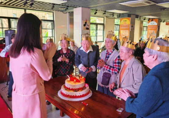 金秋生日会奇遇记：“老寿星”与 “小歌唱家” 的欢乐派对