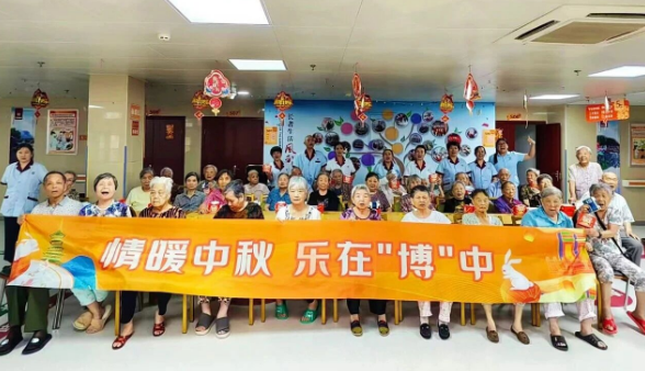 骰子蹦迪、锦鲤附体！看爷爷奶奶如何“骰”赢中秋