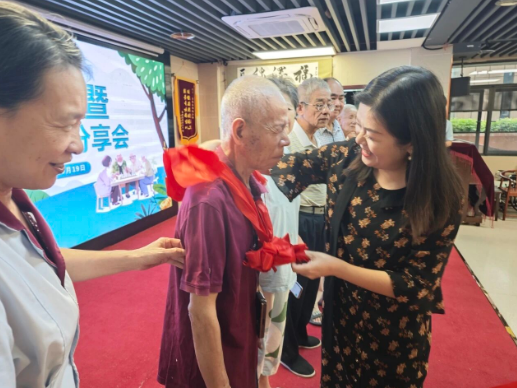 胸前红花映暖阳！国德用两场迎新家宴，解锁养老幸福密码