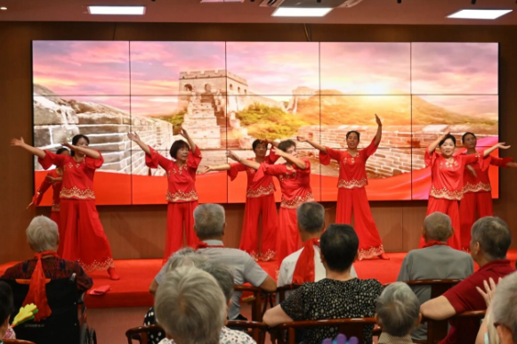 胸前红花映暖阳！国德用两场迎新家宴，解锁养老幸福密码