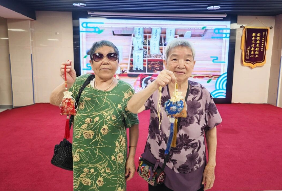 真香警告！爷爷奶奶的限定款香包内卷现场