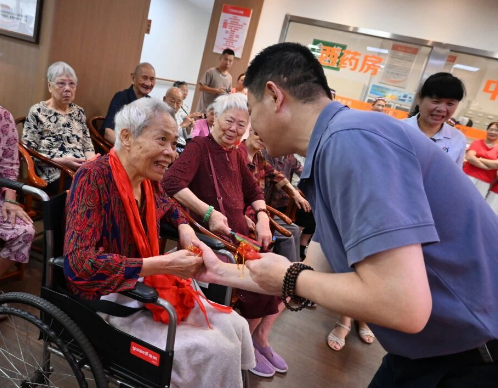 胸前红花映暖阳！国德用两场迎新家宴，解锁养老幸福密码