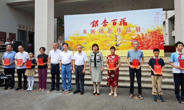 国德长者共绘孝亲画卷，银杏百福展扬敬老新风