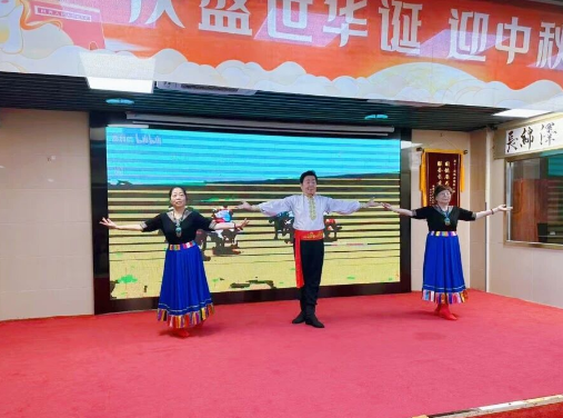 川剧变脸、相声双簧、电吹管演奏……这场国庆汇演相当高质量！