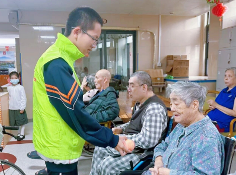 谢谢你们！这个重阳，国德养老因你们的到来而暖意融融！