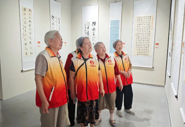 国德长者共绘孝亲画卷，银杏百福展扬敬老新风