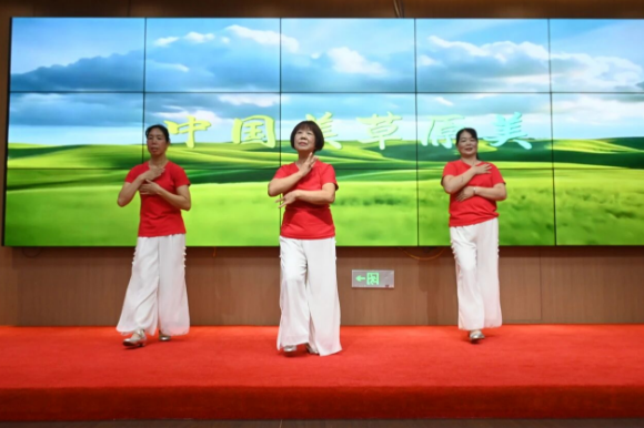 胸前红花映暖阳！国德用两场迎新家宴，解锁养老幸福密码