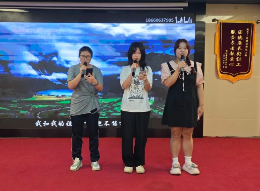 胸前红花映暖阳！国德用两场迎新家宴，解锁养老幸福密码