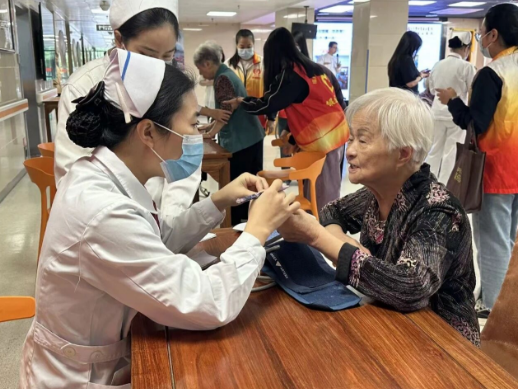 谢谢你们！这个重阳，国德养老因你们的到来而暖意融融！