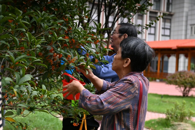 当过校长的她，把晚年托付国德！