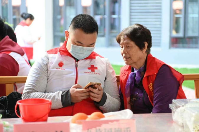 用国德币买快乐：福州这场老年市集甜度超标