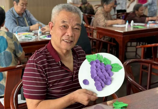 “咔嚓” 声里藏童趣！80+爷爷奶奶手作 “不酸葡萄”，解锁返老还童时刻