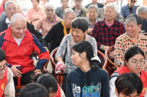 当过校长的她，把晚年托付国德！