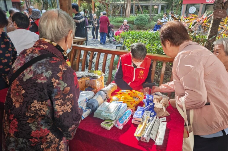 用国德币买快乐：福州这场老年市集甜度超标