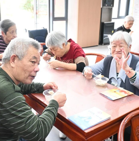 这碗饺子，包的是“平安馅”！《我执法·我普法》走进国德守护“夕阳红”