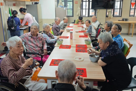 红领巾“福”气大作战：福字+暖粥=超甜养老院 