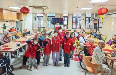 红领巾“福”气大作战：福字+暖粥=超甜养老院 