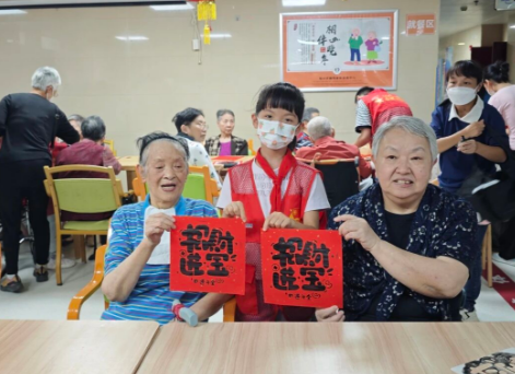 红领巾“福”气大作战：福字+暖粥=超甜养老院 