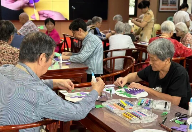 “咔嚓” 声里藏童趣！80+爷爷奶奶手作 “不酸葡萄”，解锁返老还童时刻