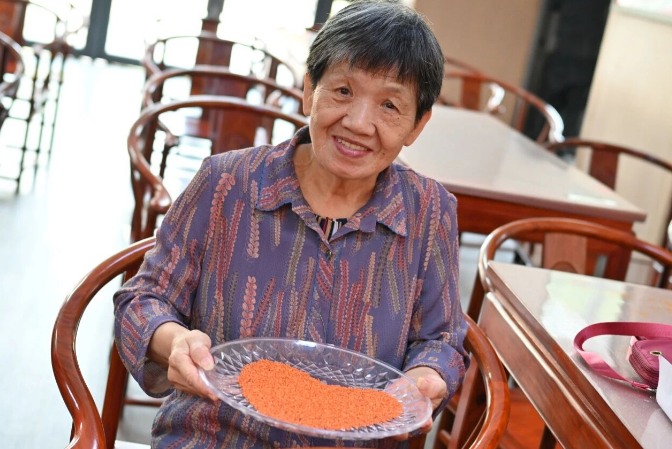 当过校长的她，把晚年托付国德！