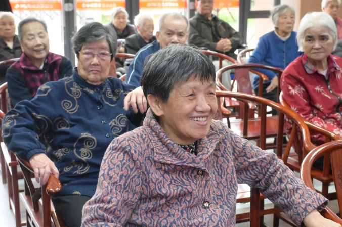 当过校长的她，把晚年托付国德！