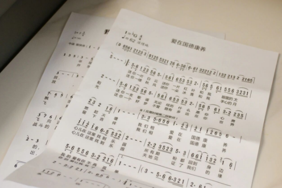 当过校长的她，把晚年托付国德！