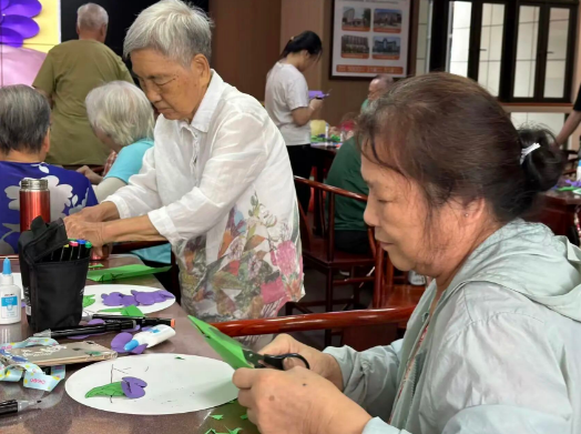 “咔嚓” 声里藏童趣！80+爷爷奶奶手作 “不酸葡萄”，解锁返老还童时刻