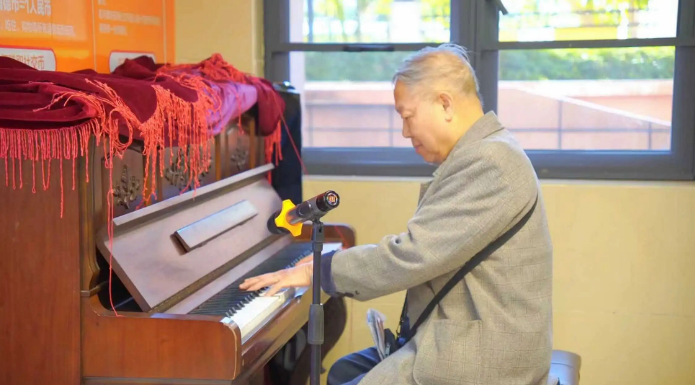 新邻报到！国德用“红围巾+老歌”嗨出银发青春！