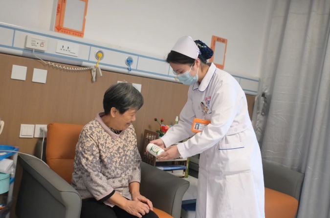 当过校长的她，把晚年托付国德！