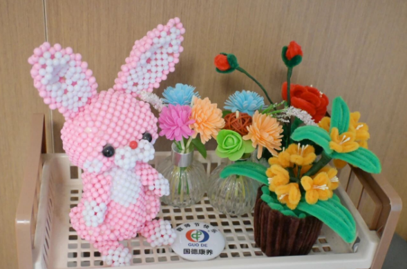 当过校长的她，把晚年托付国德！