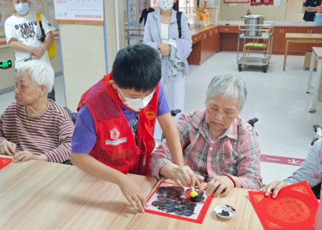 红领巾“福”气大作战：福字+暖粥=超甜养老院 