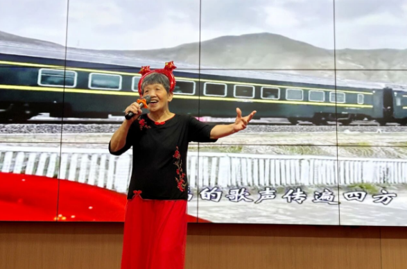 当过校长的她，把晚年托付国德！