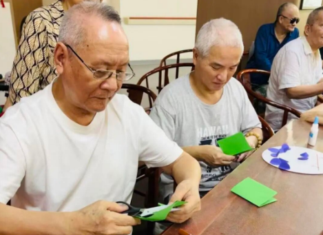 “咔嚓” 声里藏童趣！80+爷爷奶奶手作 “不酸葡萄”，解锁返老还童时刻