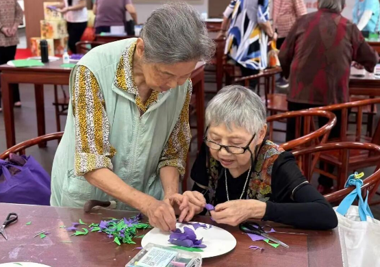 “咔嚓” 声里藏童趣！80+爷爷奶奶手作 “不酸葡萄”，解锁返老还童时刻