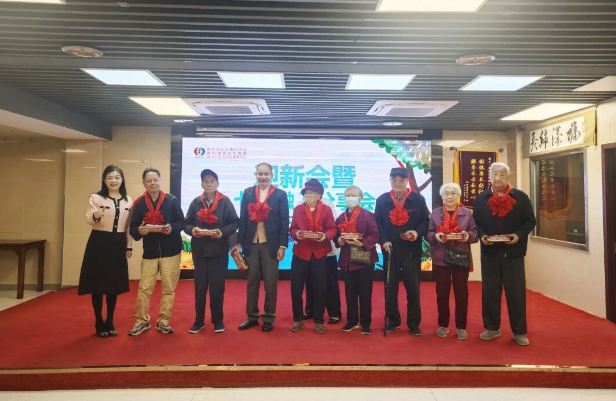 新邻报到！国德用“红围巾+老歌”嗨出银发青春！